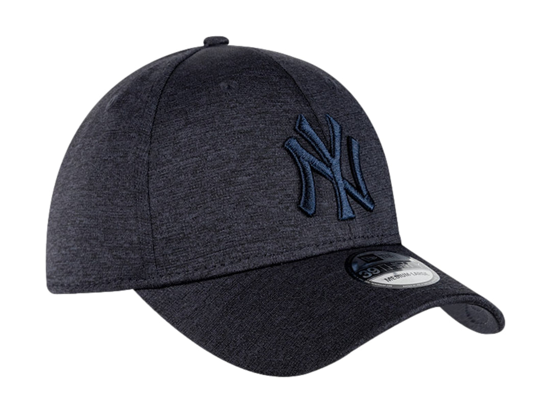 Gorra de béisbol New Era color navy con logotipo de los New York Yankees bordado en tono similar.