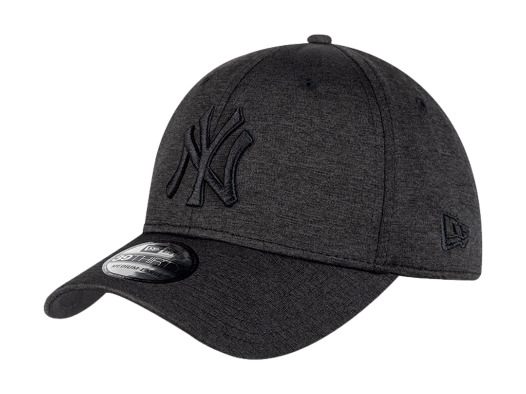 Gorra New Era color negro con logotipo de los New York Yankees bordado en tono sobre tono.