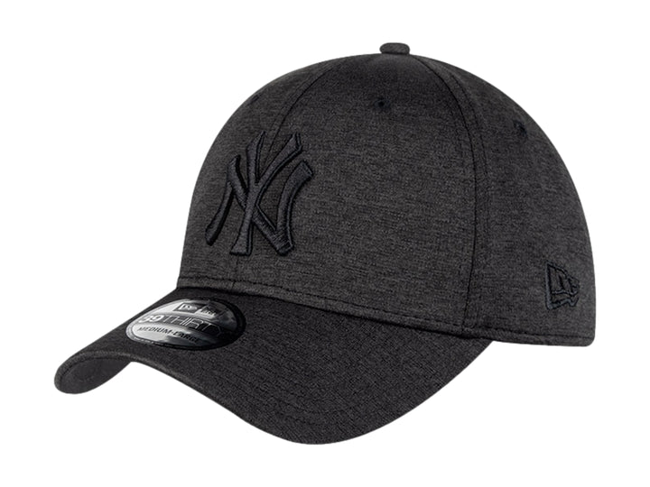 Gorra New Era color negro con logotipo de los New York Yankees bordado en tono sobre tono.