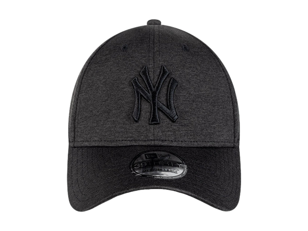 Gorra New Era color negro con logotipo de los New York Yankees bordado en tono sobre tono.