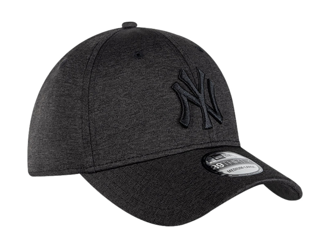 Gorra New Era color negro con logotipo de los New York Yankees bordado en tono sobre tono.