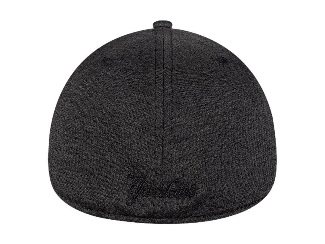 Gorra New Era color negro con logotipo de los New York Yankees bordado en tono sobre tono.