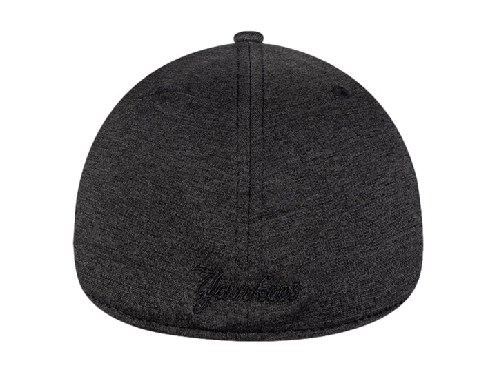 Gorra New Era color negro con logotipo de los New York Yankees bordado en tono sobre tono.