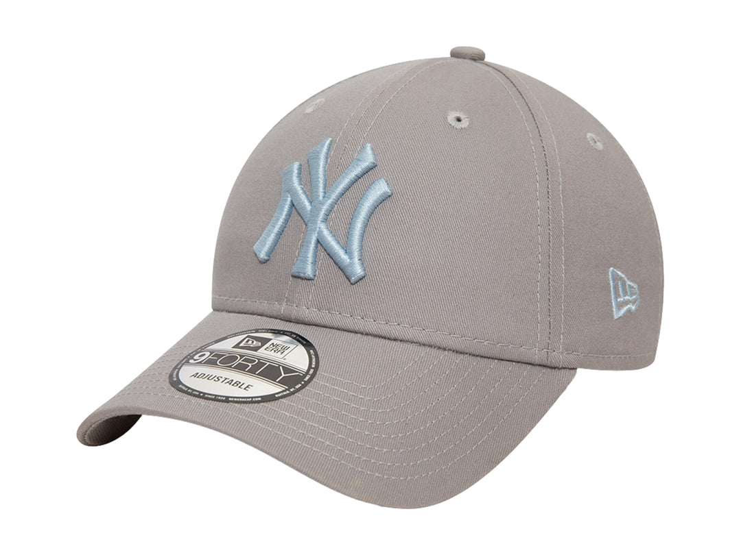 Gorra de béisbol New Era color gris con logotipo de los New York Yankees en azul claro.