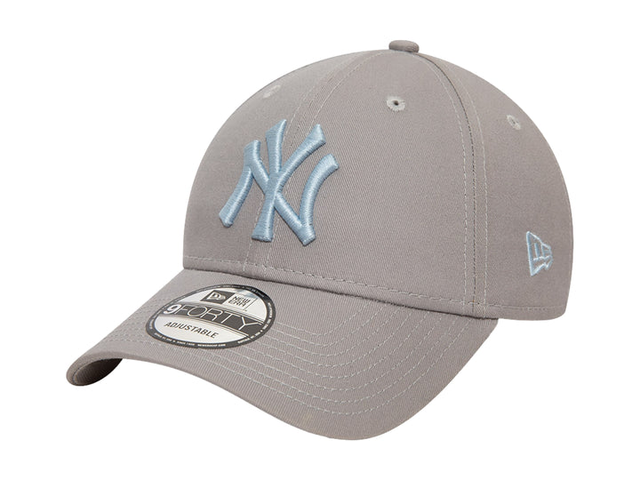 Gorra de béisbol New Era color gris con logotipo de los New York Yankees en azul claro.