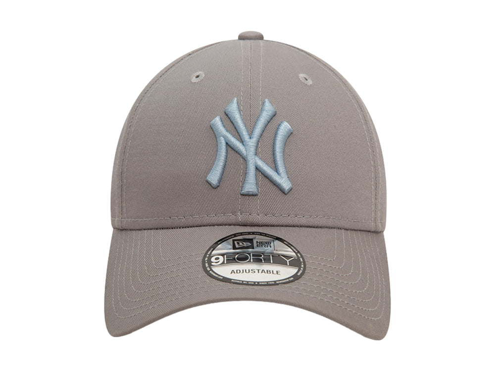Gorra de béisbol New Era color gris con logotipo de los New York Yankees en azul claro.
