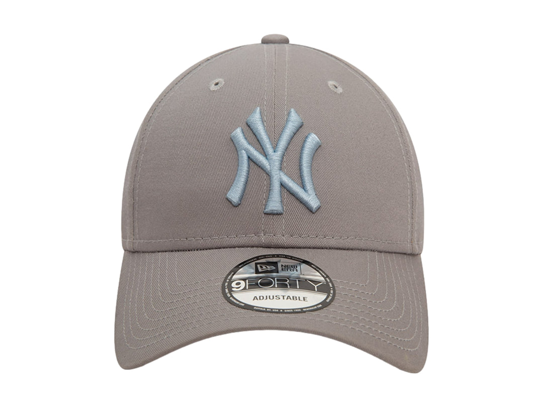 Gorra de béisbol New Era color gris con logotipo de los New York Yankees en azul claro.