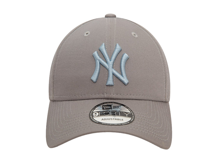Gorra de béisbol New Era color gris con logotipo de los New York Yankees en azul claro.