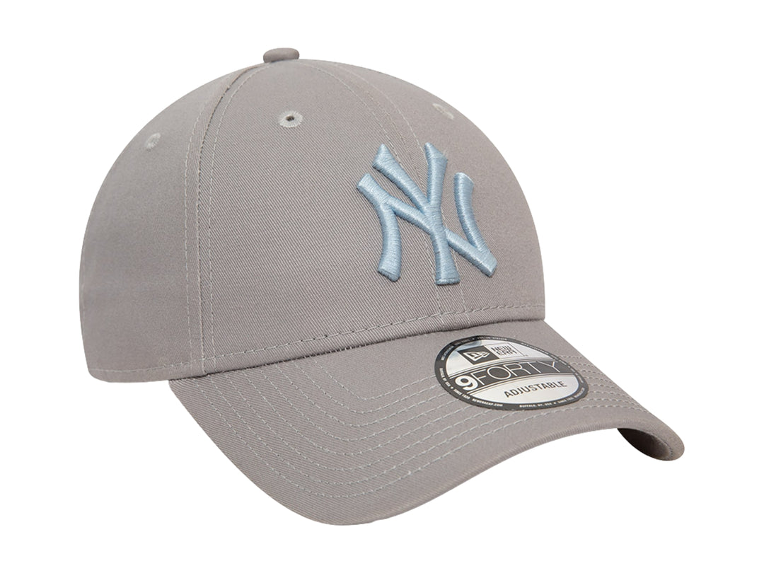 Gorra de béisbol New Era color gris con logotipo de los New York Yankees en azul claro.