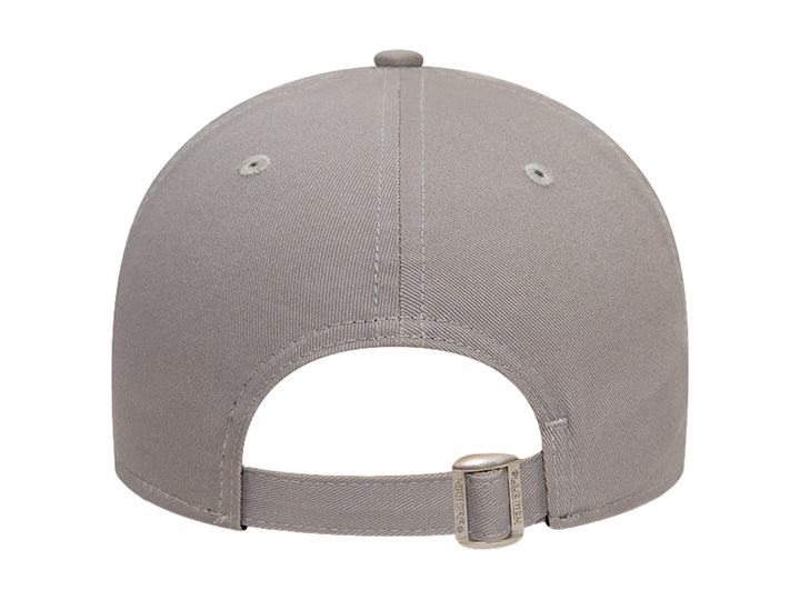 Gorra de béisbol New Era color gris con logotipo de los New York Yankees en azul claro.