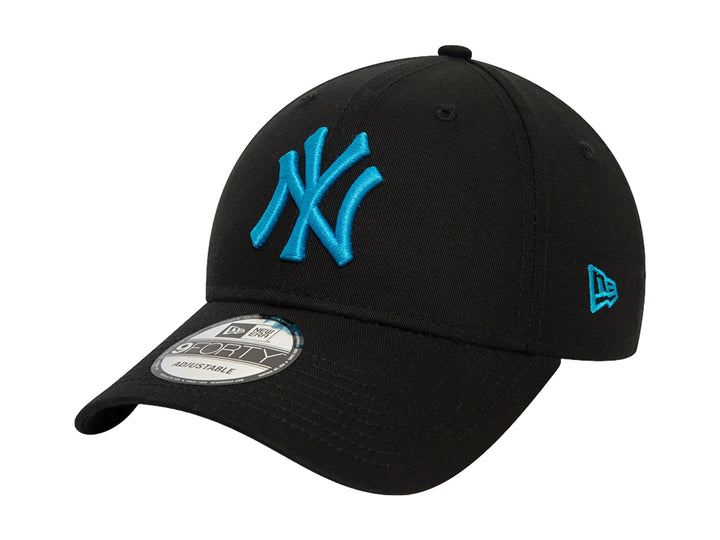 Gorra de béisbol New Era color negro con logotipo de los New York Yankees bordado en azul celeste.