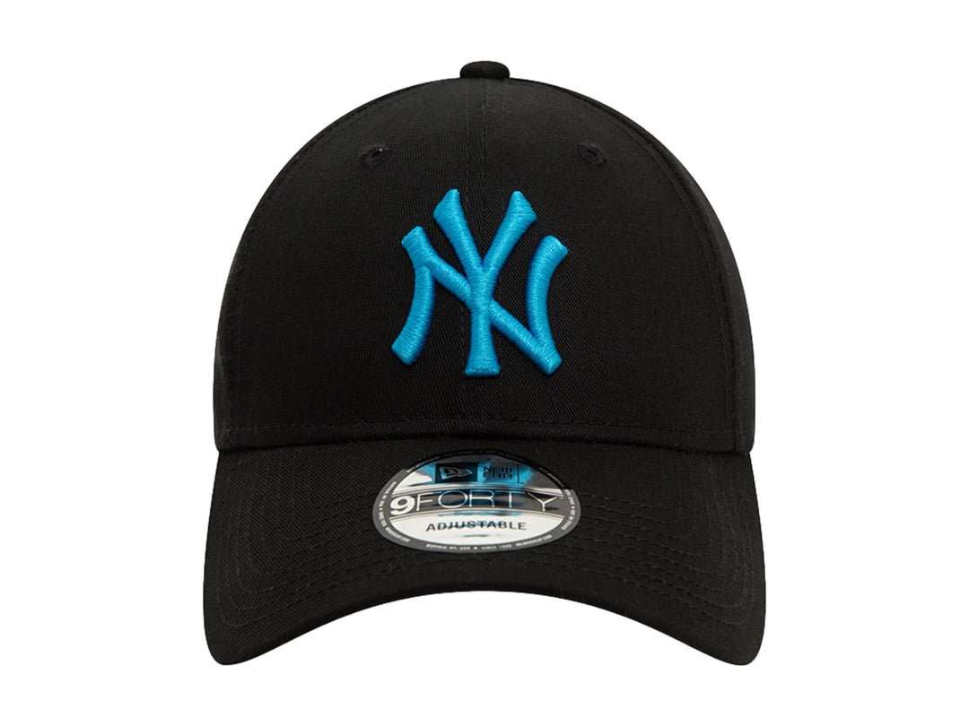 Gorra de béisbol New Era color negro con logotipo de los New York Yankees bordado en azul celeste.