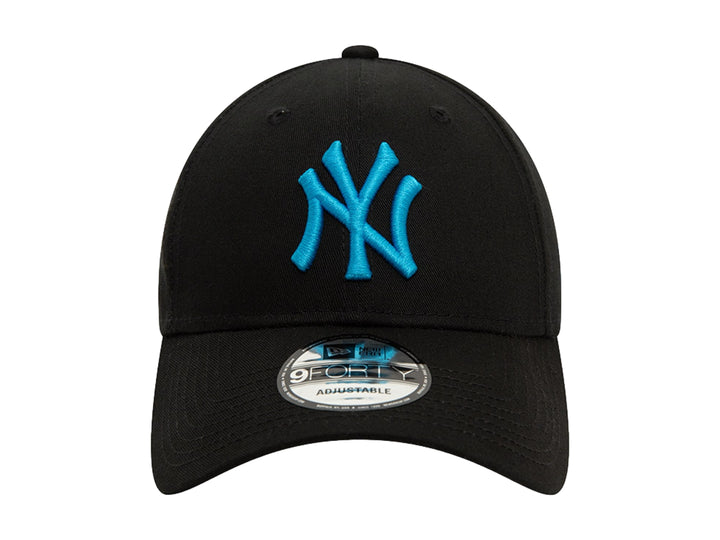 Gorra de béisbol New Era color negro con logotipo de los New York Yankees bordado en azul celeste.