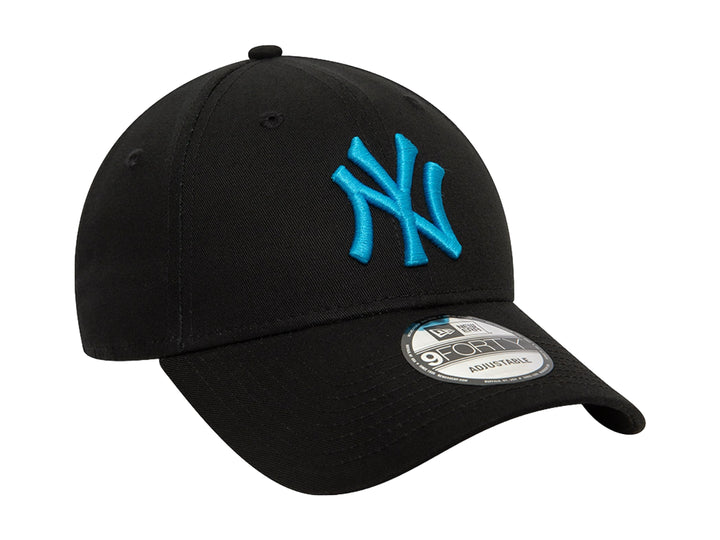 Gorra de béisbol New Era color negro con logotipo de los New York Yankees bordado en azul celeste.