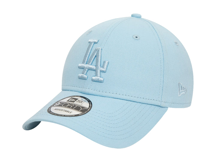 Gorra de béisbol New Era color azul pastel con logo LA bordado y visera curva.