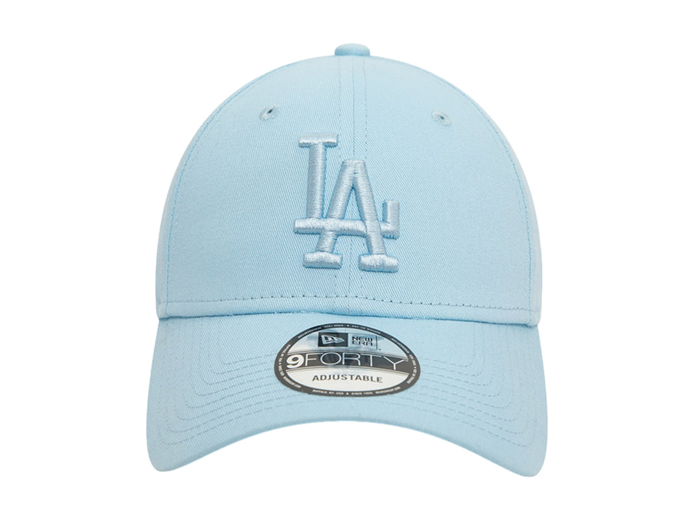 Gorra de béisbol New Era color azul pastel con logo LA bordado y visera curva.