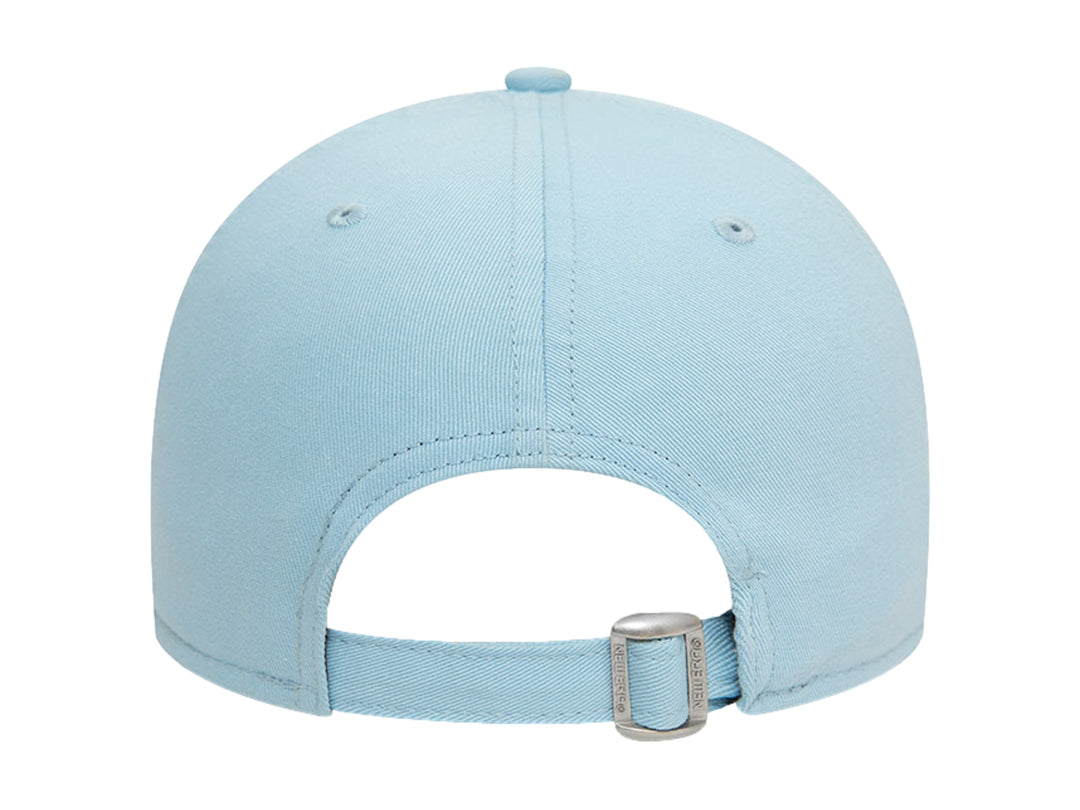 Gorra de béisbol New Era color azul pastel con logo LA bordado y visera curva.