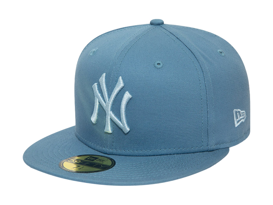 Gorra de béisbol New Era color azul con logotipo de los New York Yankees bordado en blanco.