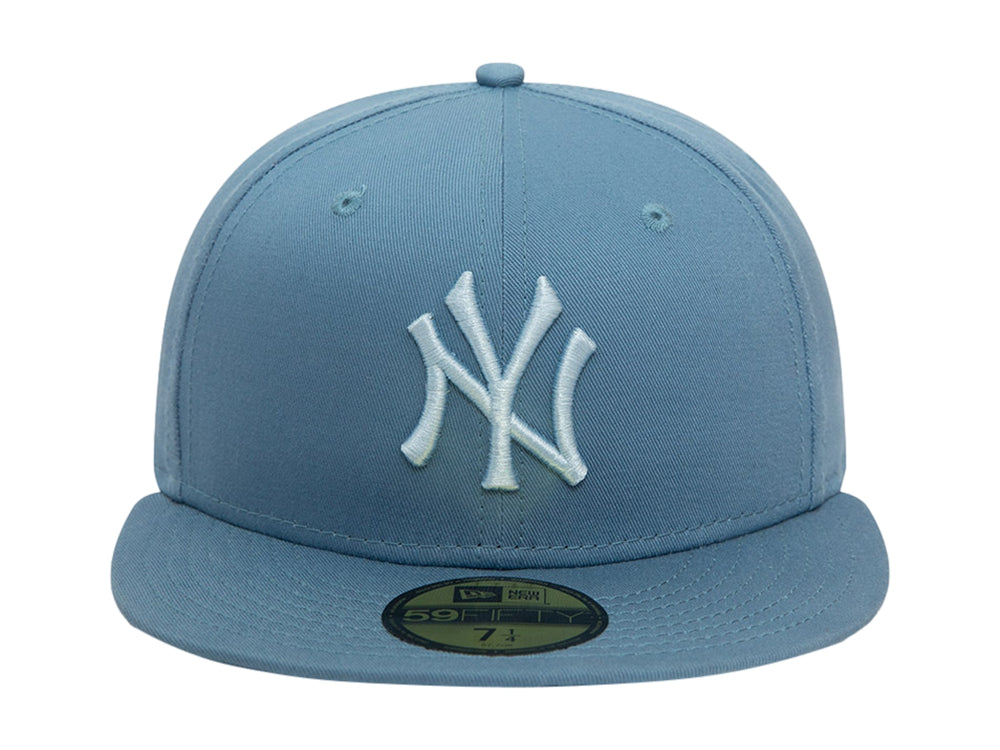 Gorra de béisbol New Era color azul con logotipo de los New York Yankees bordado en blanco.
