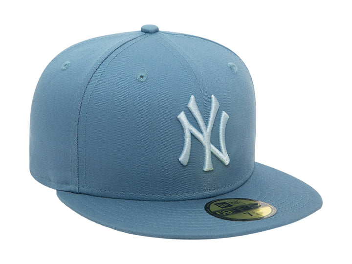 Gorra de béisbol New Era color azul con logotipo de los New York Yankees bordado en blanco.