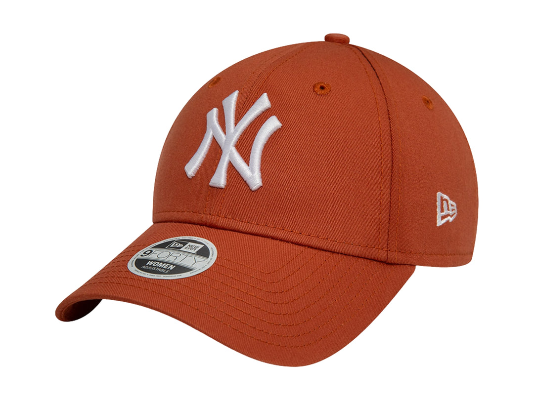 Gorra de béisbol New Era color marrón con logo de los New York Yankees en blanco.