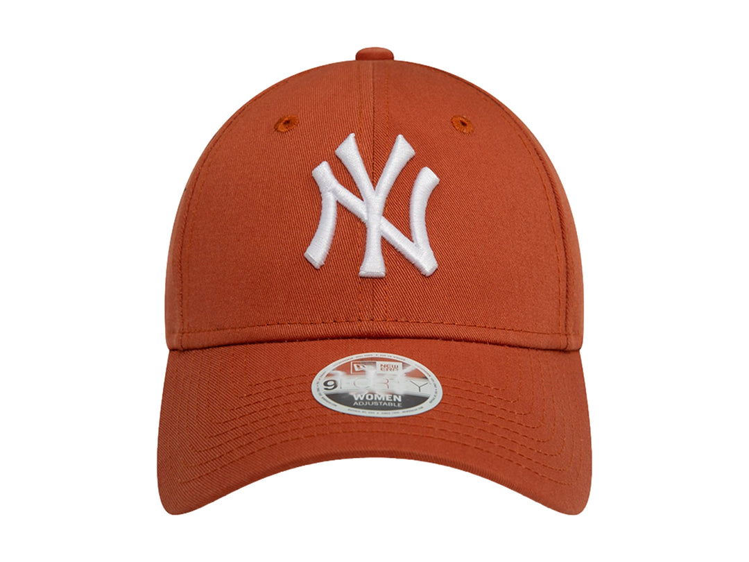 Gorra de béisbol New Era color marrón con logo de los New York Yankees en blanco.