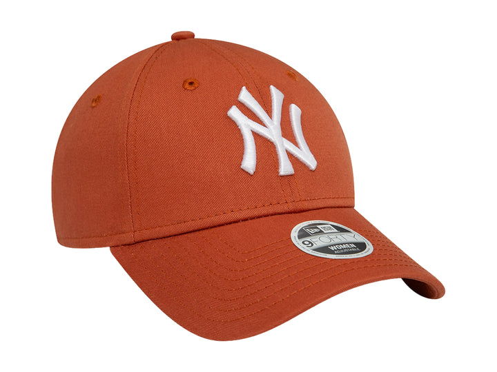 Gorra de béisbol New Era color marrón con logo de los New York Yankees en blanco.