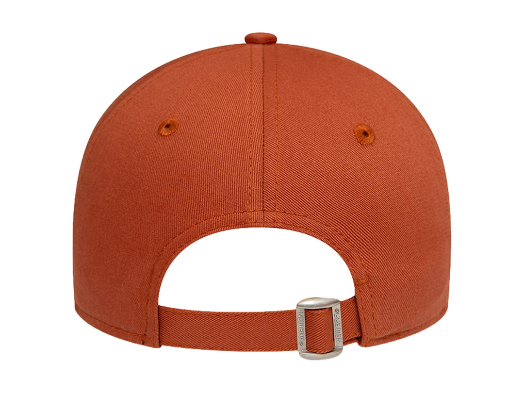 Gorra de béisbol New Era color marrón con logo de los New York Yankees en blanco.