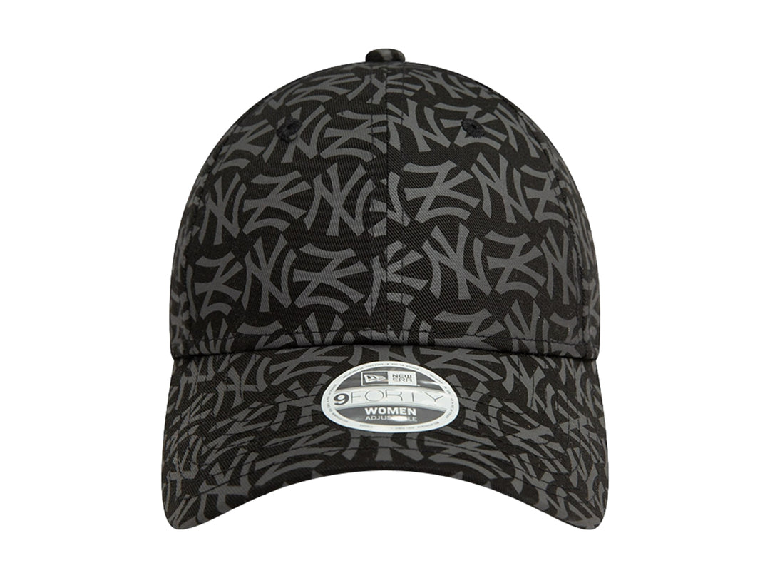 Gorra de béisbol New Era color negro con estampado geométrico de letras NY en gris oscuro.