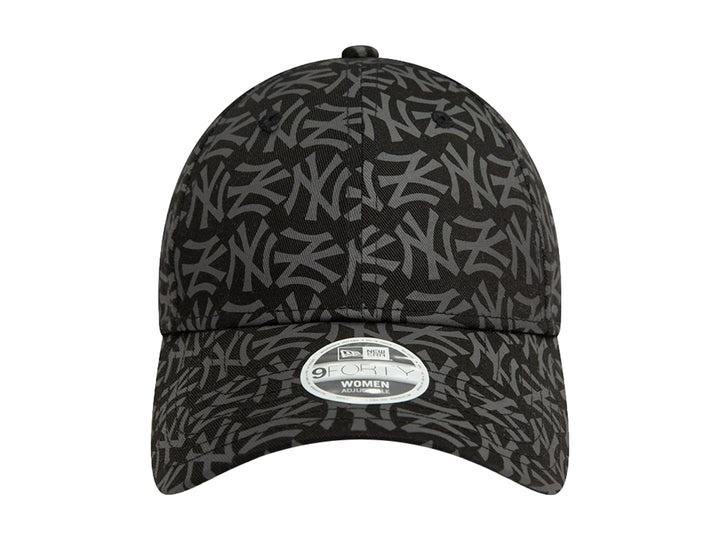 Gorra de béisbol New Era color negro con estampado geométrico de letras NY en gris oscuro.