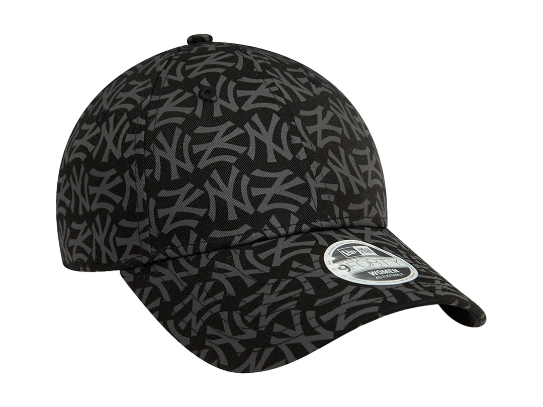 Gorra de béisbol New Era color negro con estampado geométrico de letras NY en gris oscuro.