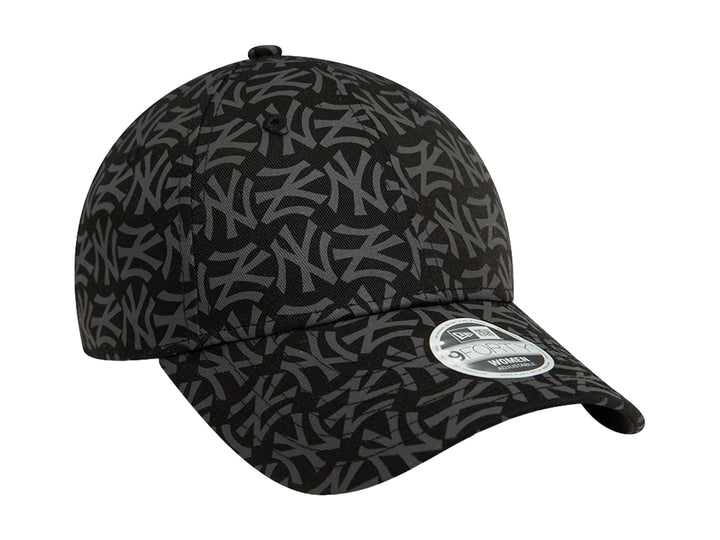 Gorra de béisbol New Era color negro con estampado geométrico de letras NY en gris oscuro.