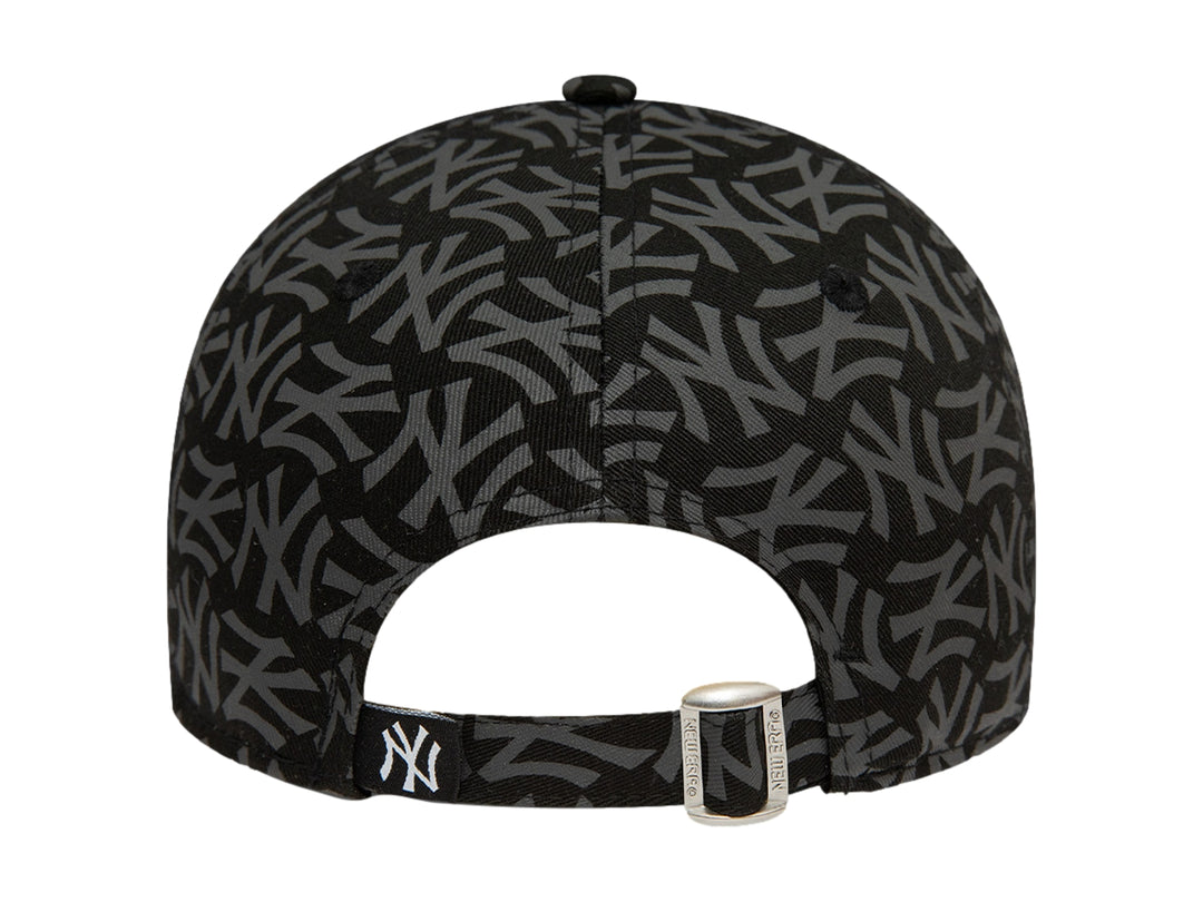 Gorra de béisbol New Era color negro con estampado geométrico de letras NY en gris oscuro.
