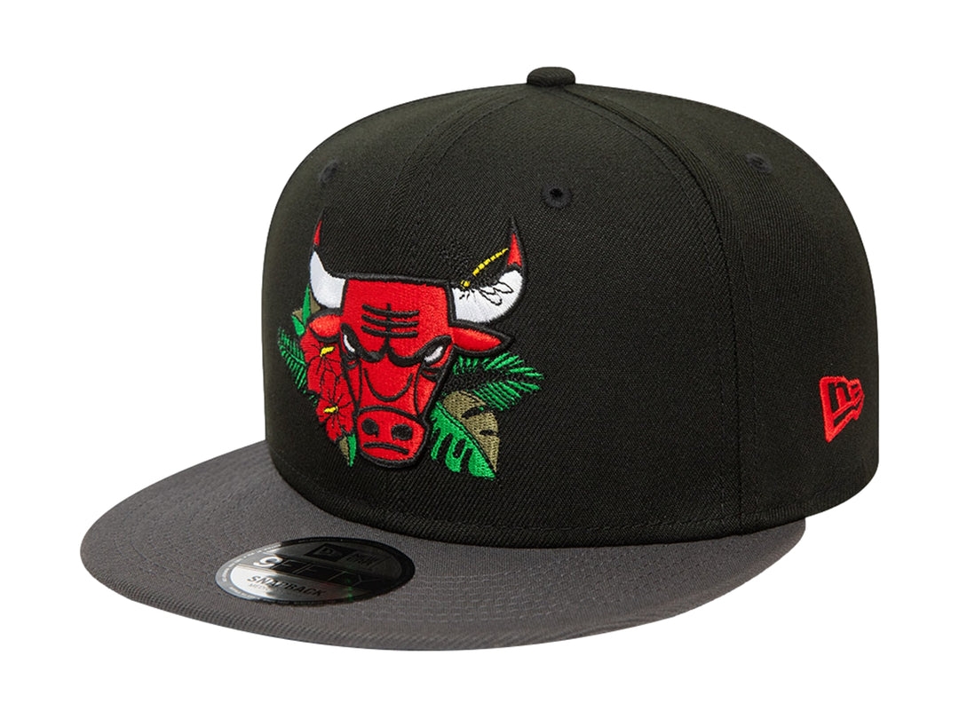 Gorra New Era negra con visera gris y bordado floral del logo de los Chicago Bulls.