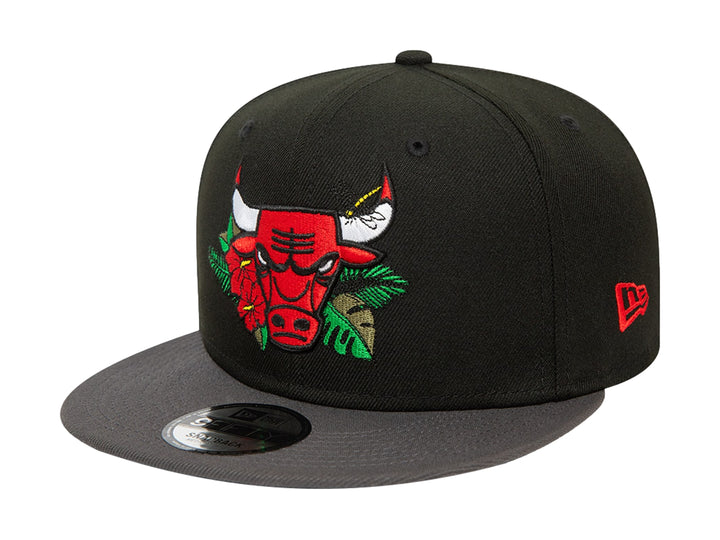 Gorra New Era negra con visera gris y bordado floral del logo de los Chicago Bulls.