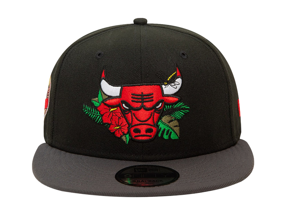 Gorra New Era negra con visera gris y bordado floral del logo de los Chicago Bulls.