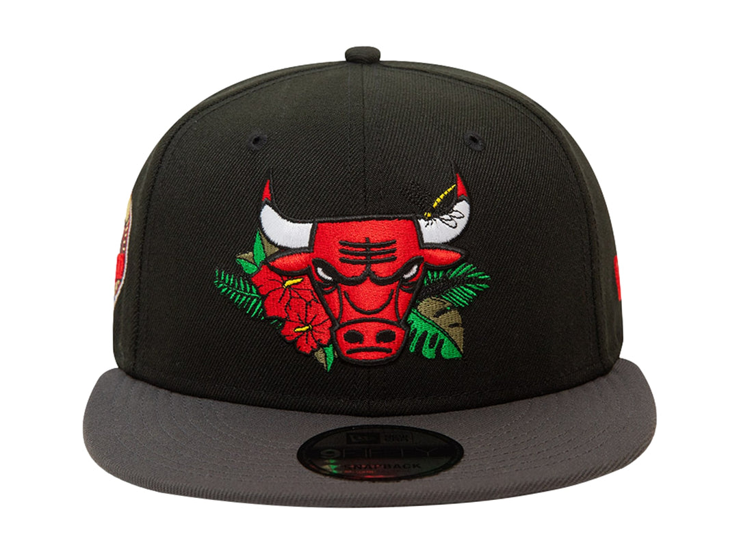 Gorra New Era negra con visera gris y bordado floral del logo de los Chicago Bulls.