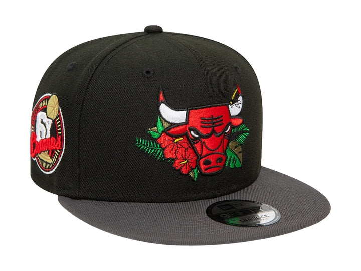 Gorra New Era negra con visera gris y bordado floral del logo de los Chicago Bulls.