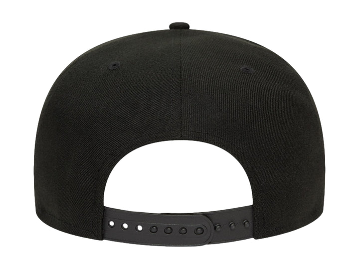 Gorra New Era negra con visera gris y bordado floral del logo de los Chicago Bulls.