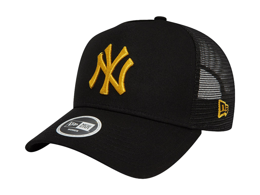 Gorra New Era negra estilo trucker con logo de los New York Yankees bordado en color dorado metálico.