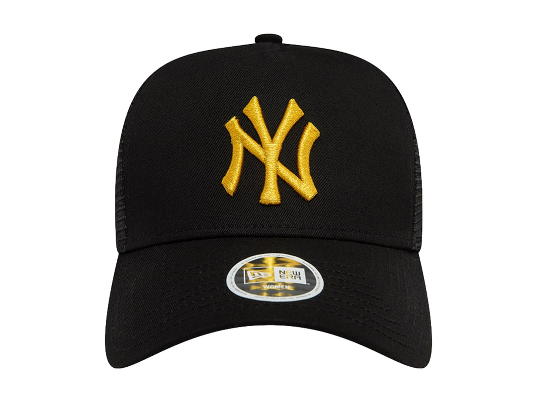 Gorra New Era negra estilo trucker con logo de los New York Yankees bordado en color dorado metálico.