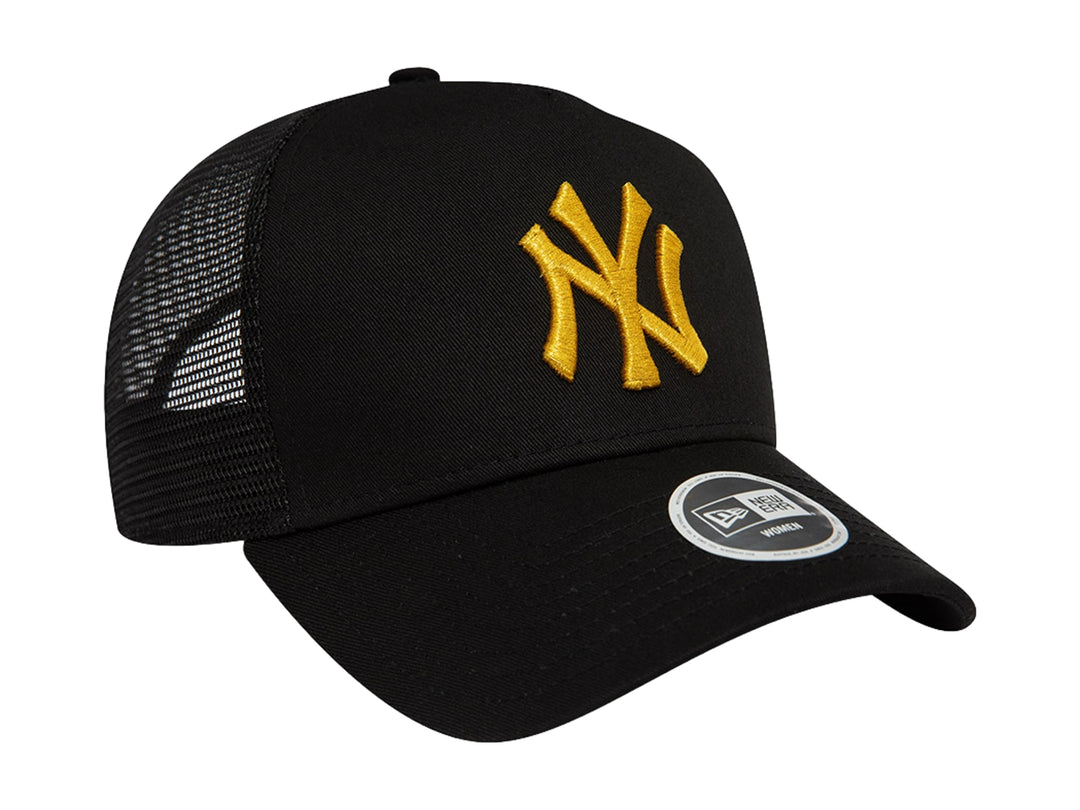 Gorra New Era negra estilo trucker con logo de los New York Yankees bordado en color dorado metálico.
