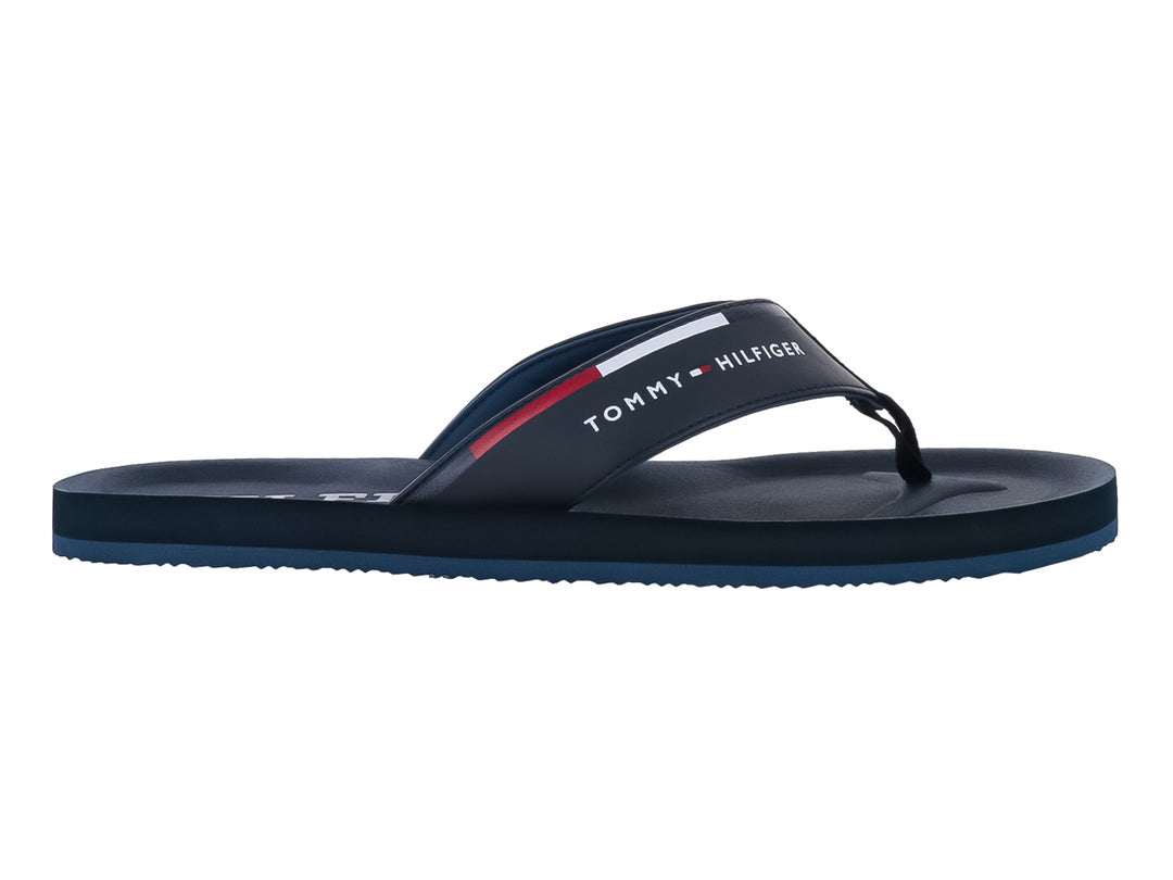 Sandalia de dedo Tommy Hilfiger en color azul marino con correa decorada con el logo de la marca.