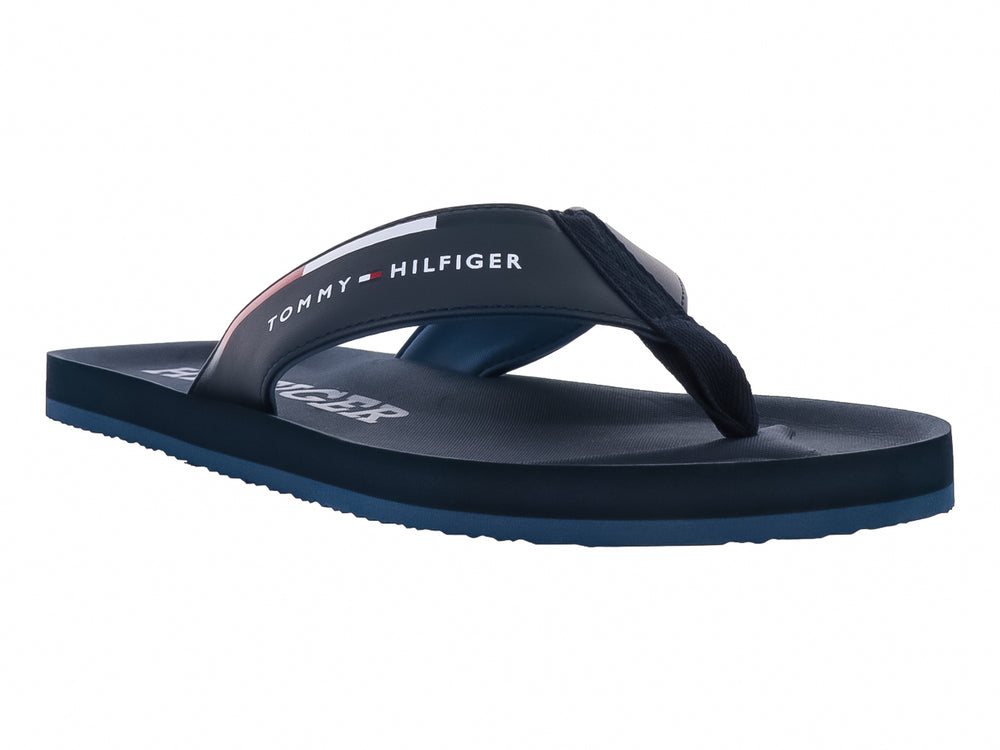 Sandalia de dedo Tommy Hilfiger en color azul marino con correa decorada con el logo de la marca.