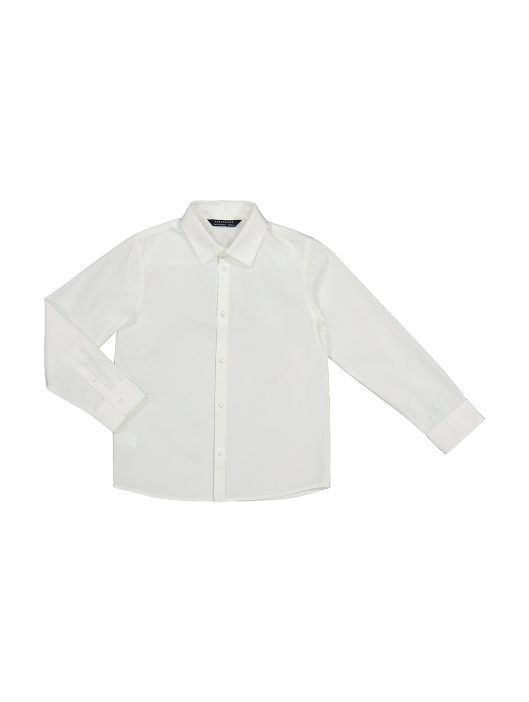 Camisa blanca de manga larga para niño con cuello y botones frontales.