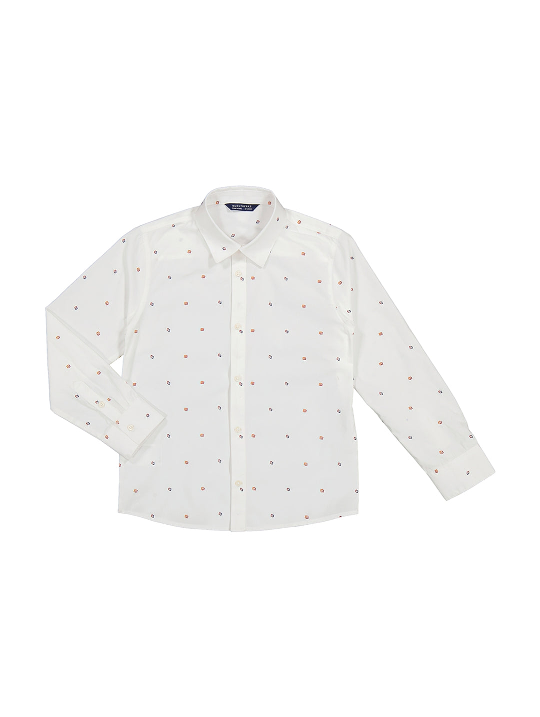 Camisa blanca de manga larga para niño con estampado de pequeños puntos rojos y azules.