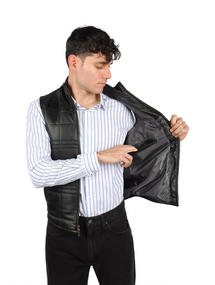 Hombre vistiendo un chaleco de cuero negro con cuello alto y cierre frontal.