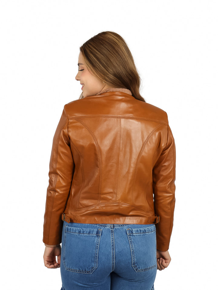 Mujer vistiendo una chamarra de color miel con cuello alto y cierre frontal.