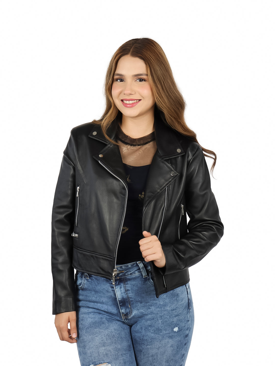 Mujer vistiendo una chamarra de piel negra estilo biker con cierres metálicos.