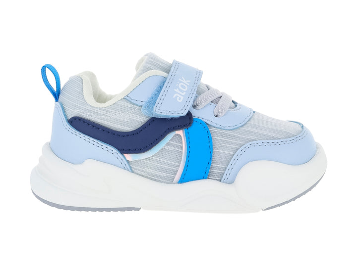 Tenis deportivos infantiles en tonos azul y gris con suela blanca y ajuste de velcro.